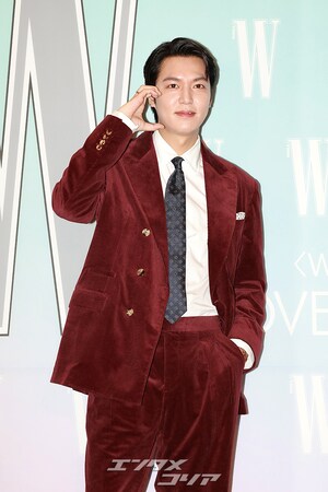 【フォト】イ・ミンホ、なかなか着こなせないバーガンディのスーツもバッチリ