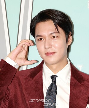 【フォト】イ・ミンホ、なかなか着こなせないバーガンディのスーツもバッチリ