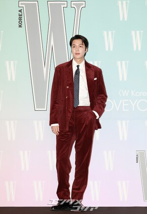 【フォト】イ・ミンホ、なかなか着こなせないバーガンディのスーツもバッチリ