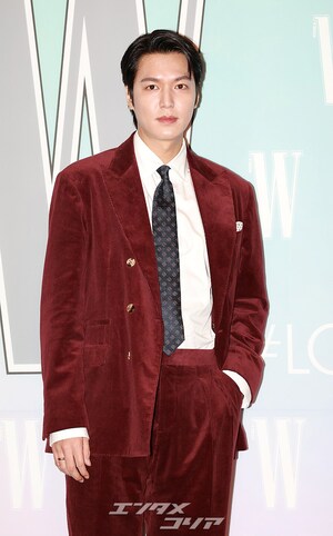 【フォト】イ・ミンホ、なかなか着こなせないバーガンディのスーツもバッチリ