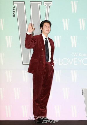 【フォト】イ・ミンホ、なかなか着こなせないバーガンディのスーツもバッチリ