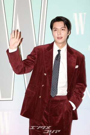 【フォト】イ・ミンホ、なかなか着こなせないバーガンディのスーツもバッチリ