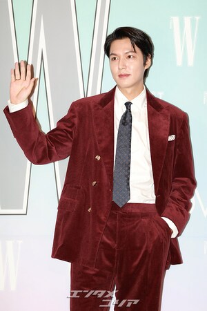 【フォト】イ・ミンホ、なかなか着こなせないバーガンディのスーツもバッチリ