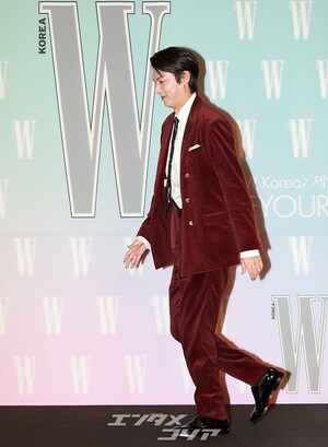 【フォト】イ・ミンホ、なかなか着こなせないバーガンディのスーツもバッチリ