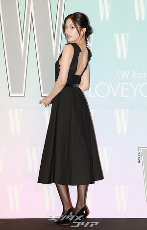 【フォト】IVEユジン、背中ぱっくりワンピで美しさアピール