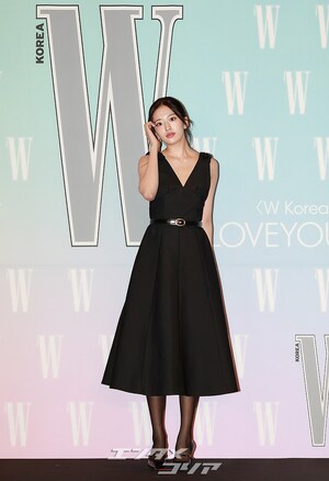 【フォト】IVEユジン、背中ぱっくりワンピで美しさアピール