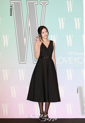 【フォト】IVEユジン、背中ぱっくりワンピで美しさアピール