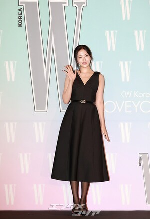 【フォト】IVEユジン、背中ぱっくりワンピで美しさアピール