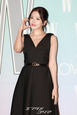 【フォト】IVEユジン、背中ぱっくりワンピで美しさアピール