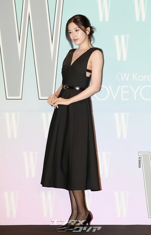 【フォト】IVEユジン、背中ぱっくりワンピで美しさアピール