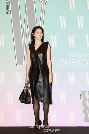 【フォト】イ・ヨンエ、レザーワンピース姿が魅惑的