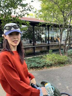 ベビーカーを押すイ・ヨニ、日本から近況報告…清純な魅力ぷんぷん