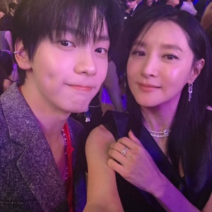 イ・ヨンエ、TXTスビンと仲良く2ショット…30歳の年齢差を感じさせないビジュアル