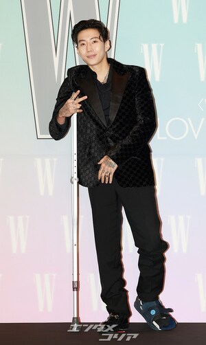 【フォト】Jay Park、松葉づえをついてイベントに出席