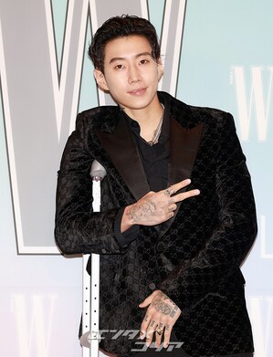 【フォト】Jay Park、松葉づえをついてイベントに出席