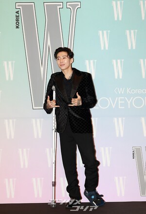 【フォト】Jay Park、松葉づえをついてイベントに出席