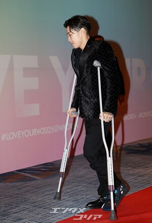 【フォト】Jay Park、松葉づえをついてイベントに出席