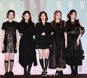 【フォト】KiiiKiii、黒の装いでシックな魅力アピール