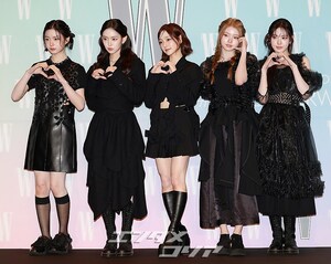 【フォト】KiiiKiii、黒の装いでシックな魅力アピール