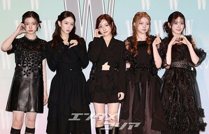 【フォト】KiiiKiii、黒の装いでシックな魅力アピール