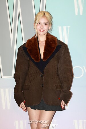 【フォト】金髪のチョン・ソミ、超ミニスカート姿で美脚アピール