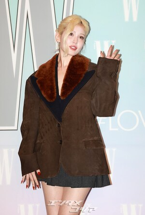 【フォト】金髪のチョン・ソミ、超ミニスカート姿で美脚アピール