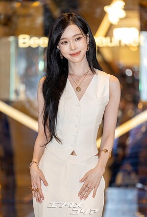 【フォト】aespaウィンター、ノースリーブの白いセットアップで成熟した魅力アピール