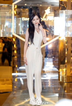 【フォト】aespaウィンター、ノースリーブの白いセットアップで成熟した魅力アピール