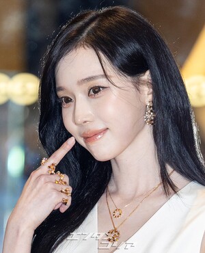 【フォト】aespaウィンター、ノースリーブの白いセットアップで成熟した魅力アピール