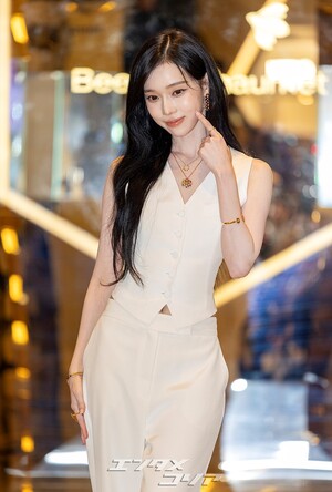 【フォト】aespaウィンター、ノースリーブの白いセットアップで成熟した魅力アピール