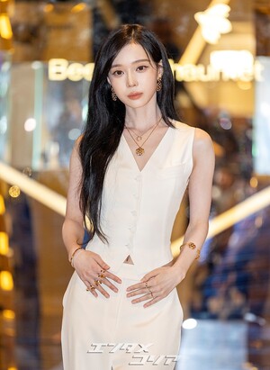 【フォト】aespaウィンター、ノースリーブの白いセットアップで成熟した魅力アピール