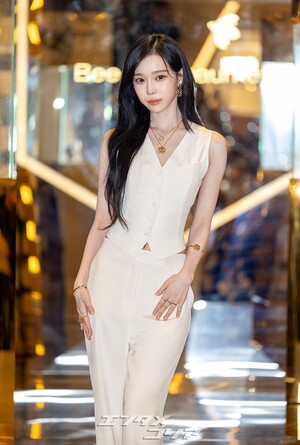 【フォト】aespaウィンター、ノースリーブの白いセットアップで成熟した魅力アピール