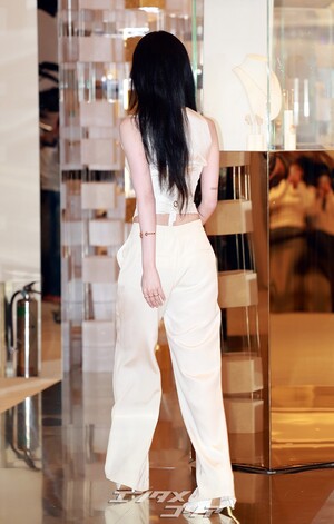 【フォト】aespaウィンター、ノースリーブの白いセットアップで成熟した魅力アピール