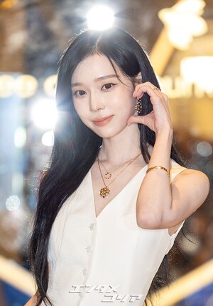 【フォト】aespaウィンター、ノースリーブの白いセットアップで成熟した魅力アピール