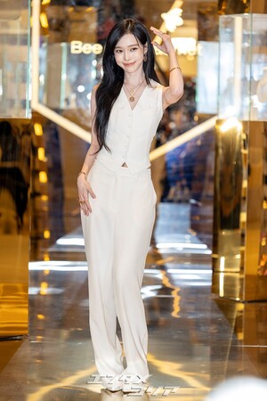 【フォト】aespaウィンター、ノースリーブの白いセットアップで成熟した魅力アピール