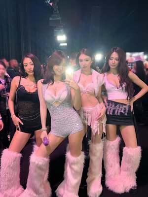 大胆ランジェリールックのTWICEメンバー4人、ヴィクシーのショーでステージ披露