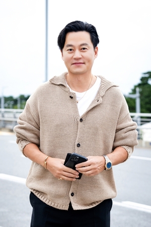 【フォト】イ・ソジン、ぽかぽかカーディガン姿で日本へ…BVLGARIの展覧会に出席