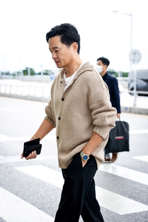 【フォト】イ・ソジン、ぽかぽかカーディガン姿で日本へ…BVLGARIの展覧会に出席