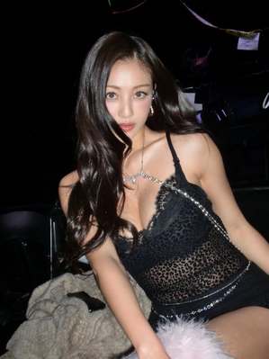 【フォト】TWICEモモ＆ジヒョ＆ツウィが大胆スタイル披露、ヴィクシーのショーのオフショット