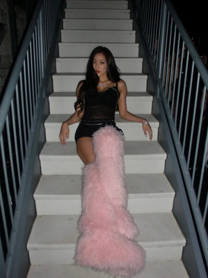 【フォト】TWICEモモ＆ジヒョ＆ツウィが大胆スタイル披露、ヴィクシーのショーのオフショット