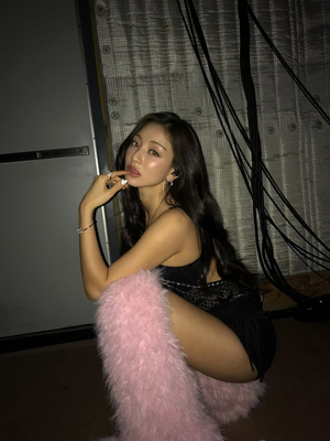 【フォト】TWICEモモ＆ジヒョ＆ツウィが大胆スタイル披露、ヴィクシーのショーのオフショット