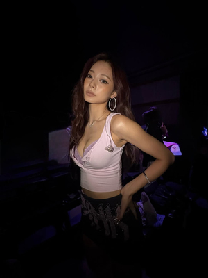 【フォト】TWICEモモ＆ジヒョ＆ツウィが大胆スタイル披露、ヴィクシーのショーのオフショット