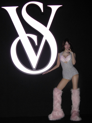 【フォト】TWICEモモ＆ジヒョ＆ツウィが大胆スタイル披露、ヴィクシーのショーのオフショット