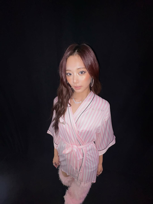 【フォト】TWICEモモ＆ジヒョ＆ツウィが大胆スタイル披露、ヴィクシーのショーのオフショット