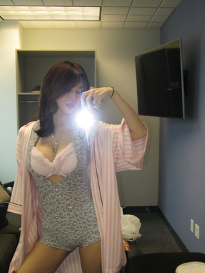 【フォト】TWICEモモ＆ジヒョ＆ツウィが大胆スタイル披露、ヴィクシーのショーのオフショット