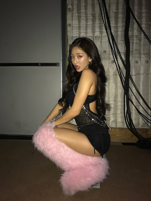 【フォト】TWICEモモ＆ジヒョ＆ツウィが大胆スタイル披露、ヴィクシーのショーのオフショット