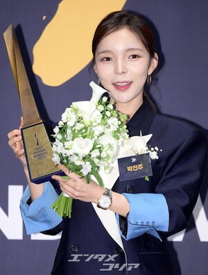 【フォト】パク・チンジュ、ジャケットワンピースで美脚アピール