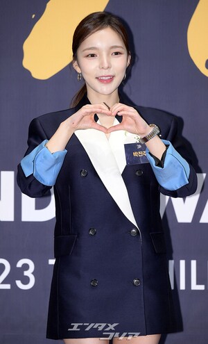 【フォト】パク・チンジュ、ジャケットワンピースで美脚アピール