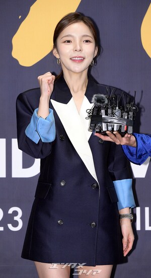 【フォト】パク・チンジュ、ジャケットワンピースで美脚アピール