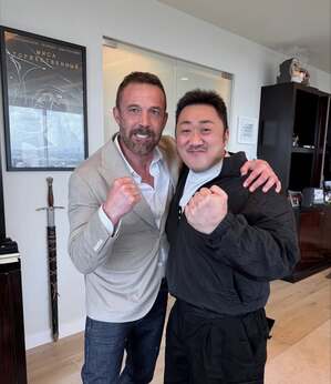 マ・ドンソク、ベン・アフレックと仲良く肩を組んでポーズ…こぶしの大きさに注目